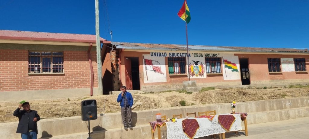 Bildungseinheit von Cuiri Teja Molino Potosí – Bolivien. 
Einer meiner vielen Besuche diese Woche mit Schulgottesdiensten und Materialübergabe an die Schüler in den entlegenen Dörfern in den Bergen nördlich von Potosí Bolivien. Ich stellte mich hier zum ersten vor, nachdem ich die Pfarrei Ravelo & Ocuri übernommen habe.
