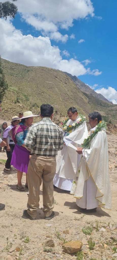 Wir sammeln uns vor der kleinen Bergkirche in Marcoma Bolivien, um diese nach der großen Renovation wieder einzuweihen. 