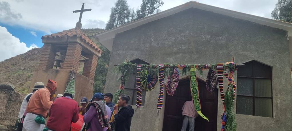 Wir sammeln uns vor der kleinen Bergkirche in Marcoma Bolivien, um diese nach der großen Renovation wieder einzuweihen. 