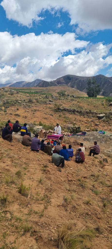 Segnung des neuen Friedhofs in Lecheca Alta Bolivien. Eine lange Anfahrt durch die Berge aber trockene Wege zum Glück.