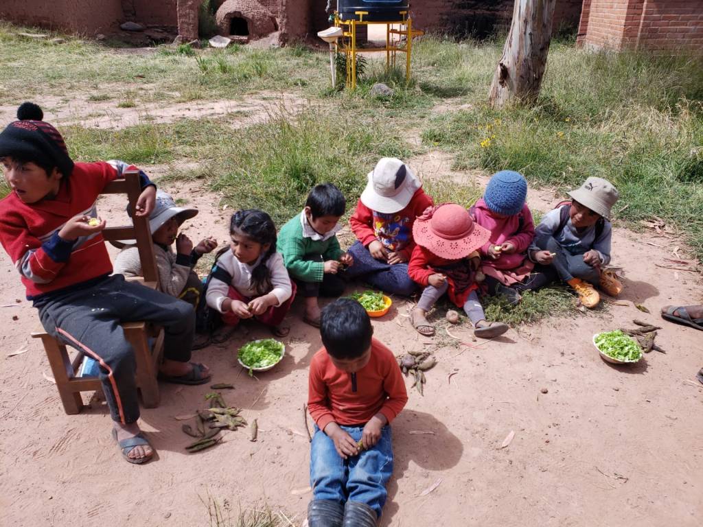 Wir haben ein köstliches Mittagessen mit den Kindern in Irupampa geteilt. Kartoffeln und Acker-Bohnen hatte in Ton gekocht dazu Salat der Saison. Im Huathia oder Wathiya dem Erdofen. Diese Art von Ofen wird häufig von den Bauern in den südlichen Andenregionen in Peru, Bolivien und Chile zum Kochen benutzt.