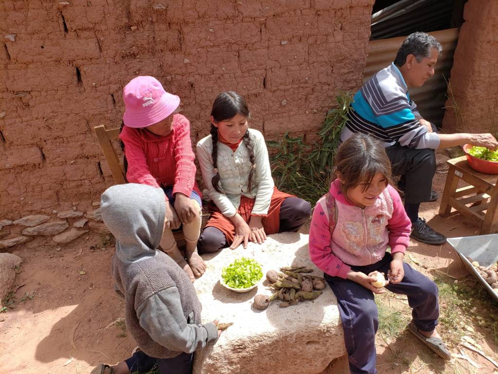 Wir haben ein köstliches Mittagessen mit den Kindern in Irupampa geteilt. Kartoffeln und Acker-Bohnen hatte in Ton gekocht dazu Salat der Saison. Im Huathia oder Wathiya dem Erdofen. Diese Art von Ofen wird häufig von den Bauern in den südlichen Andenregionen in Peru, Bolivien und Chile zum Kochen benutzt.