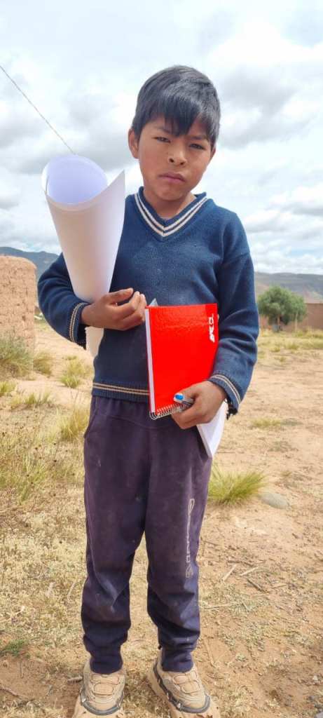 In Bolivien gibt es in den entlegenen Winkel der Berge immer eine kleine Schule auch wenn nur wenige Schüler dort schulpflichtig sind. Ich finde natürlich auch den Weg dorthin.