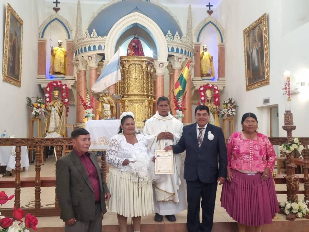 In Bolivien werden Paare ermutigt, im Laufe des Jahres in ganz Bolivien zu heiraten, vielleicht in ganz Lateinamerika. Deshalb werde ich dieses Jahr 2024 viele Ehen in Macha feiern dürfen.