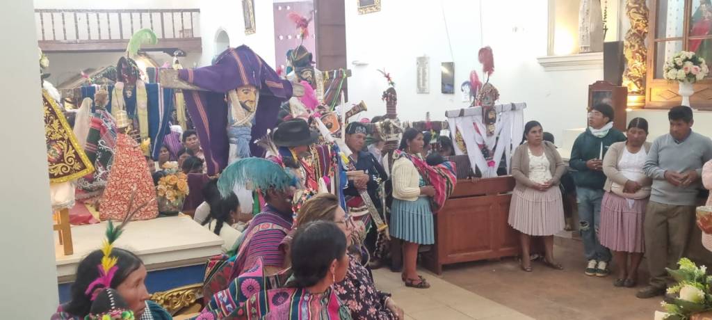 Gottesdienst Kreuzfest gestern vor dem Start des Tinku Festivals in Macha Bolivien.