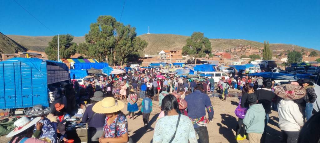 Gottesdienst Kreuzfest gestern vor dem Start des Tinku Festivals in Macha Bolivien.