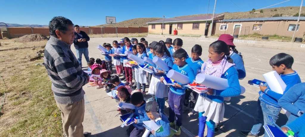 Zu Besuch in der Bildungseinheit Taramarca und Milluri Bolivien. Wir besuchen auch heute Schulen, die wir letztes Jahr 2023 nicht erreichen konnten, diese Woche sind wir dann fertig. Vielen Dank an unsere lieben Freunde welche uns das ermöglichen.