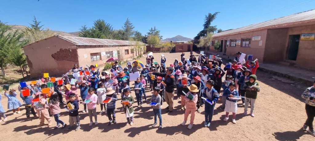 Vesper zum Jubiläum der "Ersten Mai-Schule" von Huancarani - Bolivien. Wir haben heute Morgen die Schule mit Schulmaterial aus Ihren Spenden besucht. Vielen Dank für Ihre Spenden.