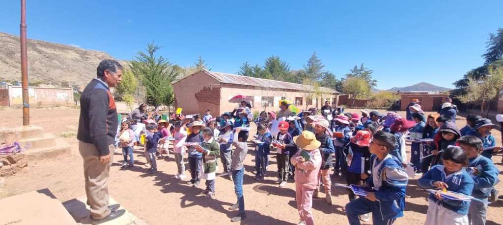 Vesper zum Jubiläum der "Ersten Mai-Schule" von Huancarani - Bolivien. Wir haben heute Morgen die Schule mit Schulmaterial aus Ihren Spenden besucht. Vielen Dank für Ihre Spenden.